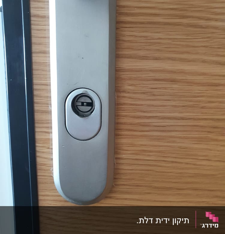 מנעול דלת מתכת על דלת עץ